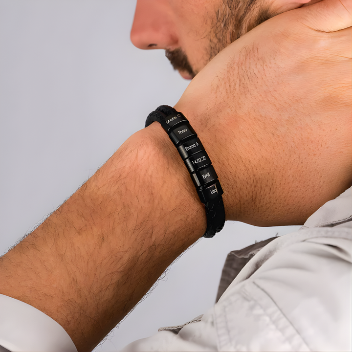 Mužský černý náramek s vygravírovanými perličkami