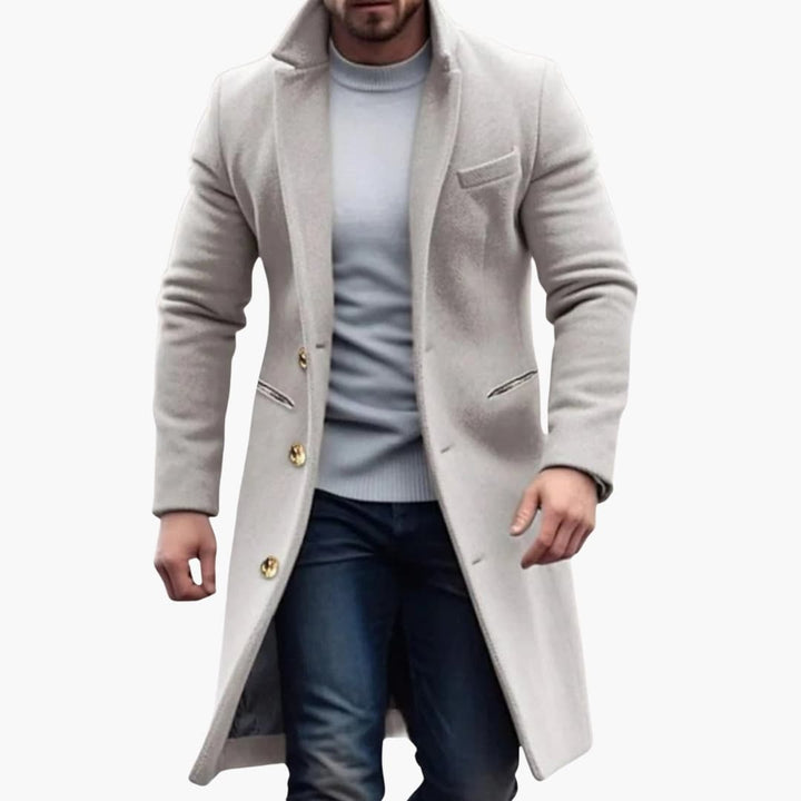 Pánský dlouhý kabát – styl s knoflíkovou patkou