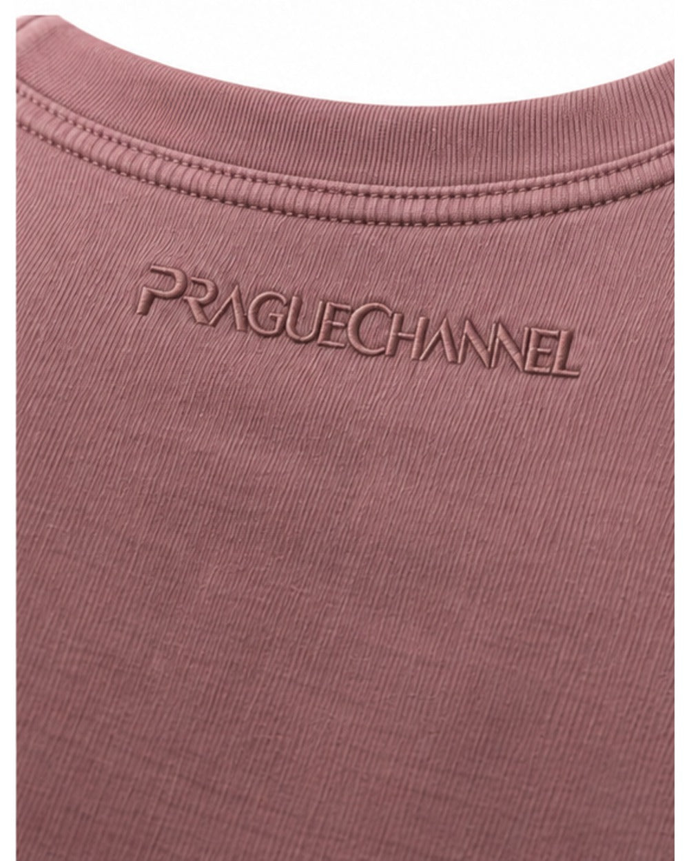 Detail tónového loga Praguechannel pod zadním výstřihem starorůžového trička