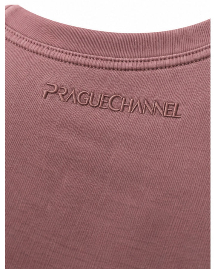Detail tónového loga Praguechannel pod zadním výstřihem starorůžového trička