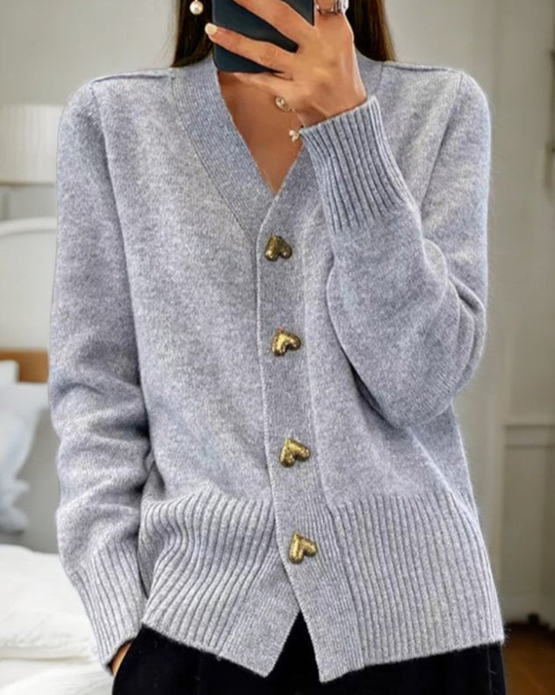 Teplo, elegance a nadčasový ženský šarm cardigan